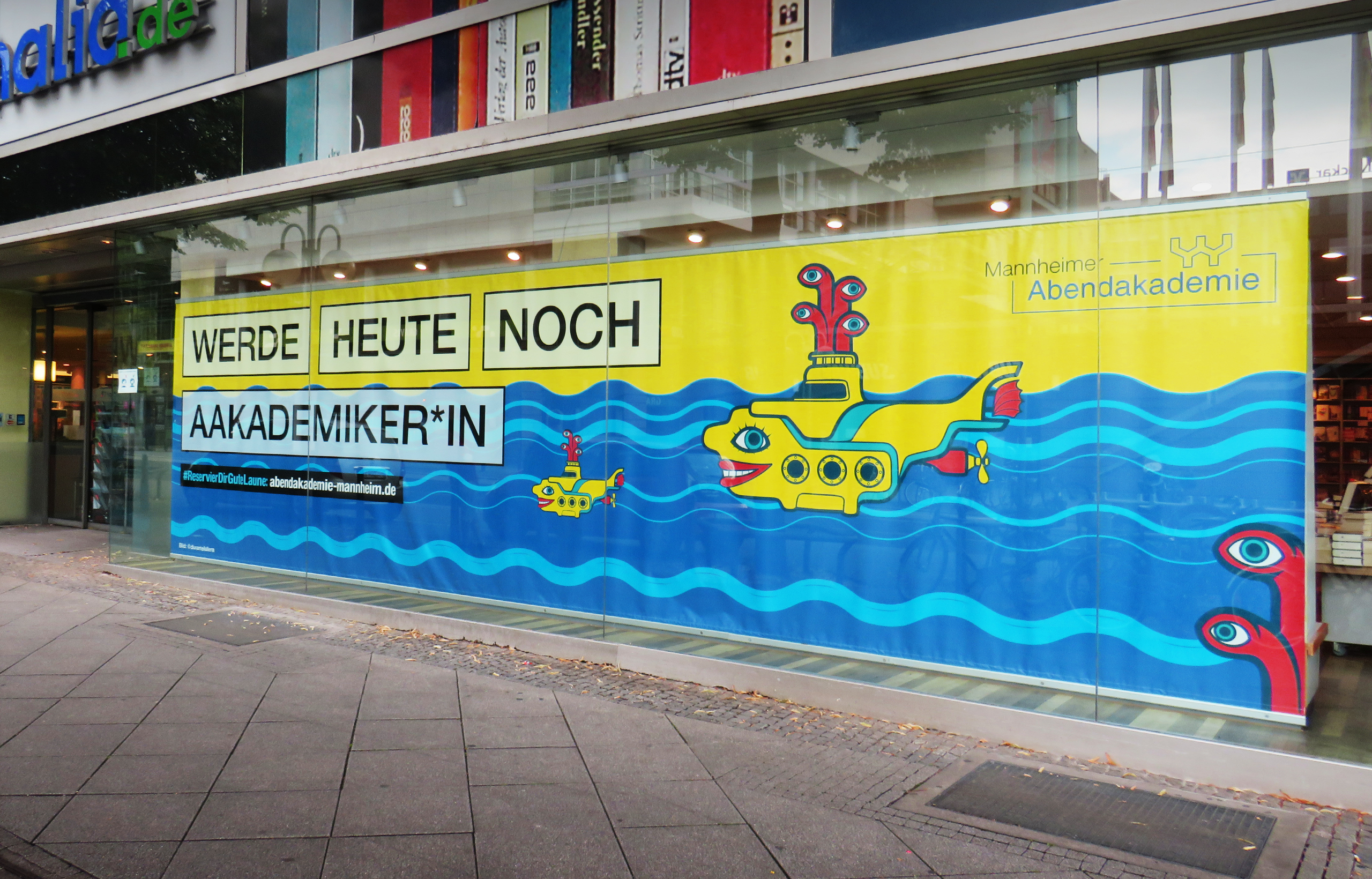 Meterlanges U-Boot als Schaufensterplakat bei Thalia am Paradeplatz in Mannheim