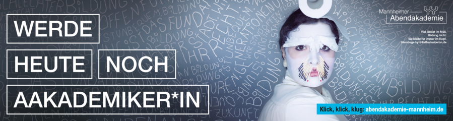 VOON Mega-Poster. Mitten im Zentrum Mannheims, am Paradeplatz hängt das 8 Meter breite Poster und wirbt für mehr Bildung.