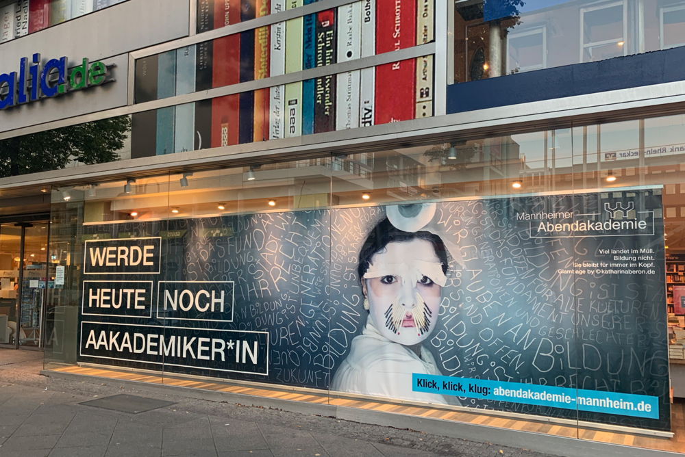 VOON Mega-Poster. Mitten im Zentrum Mannheims, am Paradeplatz hängt das 8 Meter breite Poster im Schaufenster der Thalia-Buchhandlung.